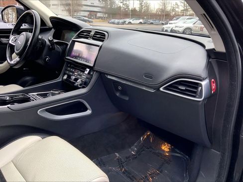 Used 2017 Jaguar F-PACE R-Sport image 18