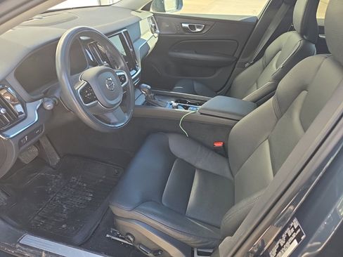 Used 2022 Volvo V60 T5 Cross Country image 5