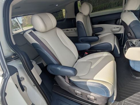 Used 2025 Kia Carnival SX Prestige image 29