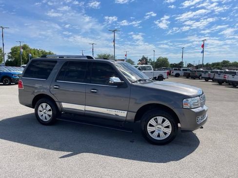 Used 2012 Lincoln Navigator 4WD image 2