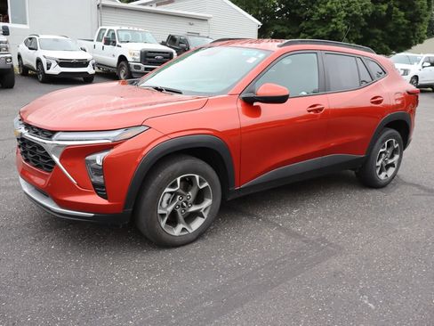 Used 2024 Chevrolet Trax LT FWD image 2