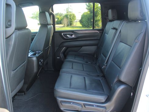 Used 2023 Chevrolet Suburban LT image 36