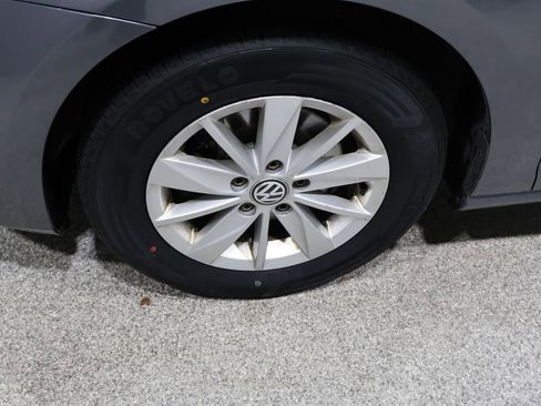 Used 2015 Volkswagen Golf S image 8