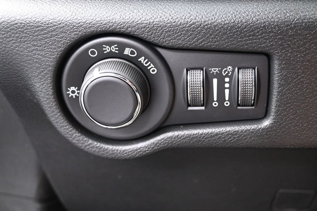New 2027 Chrysler Pacifica Select w/ Family Tech Group FWD image 29
