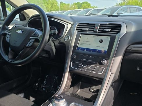 Used 2019 Ford Fusion SE FWD image 11