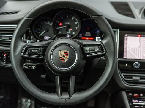 Certified 2025 Porsche Macan image 13