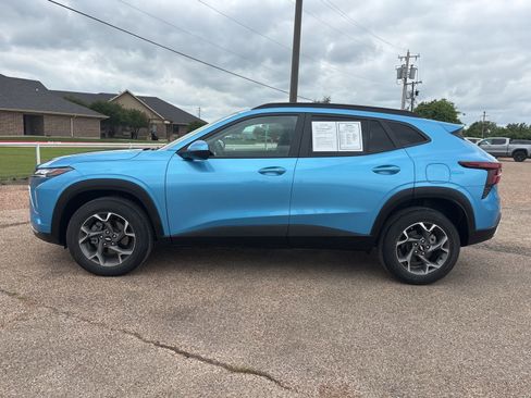 Certified 2025 Chevrolet Trax LT w/ Driver Confidence Package image 2