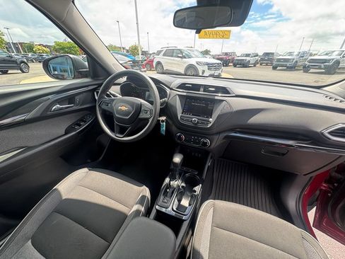 Used 2021 Chevrolet TrailBlazer LS w/ LPO, Blackout Package FWD image 17