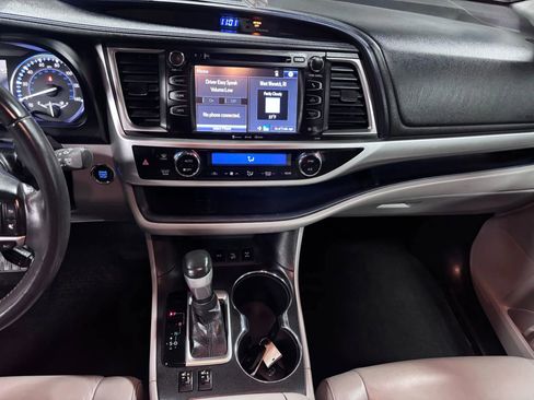 Used 2019 Toyota Highlander XLE image 24