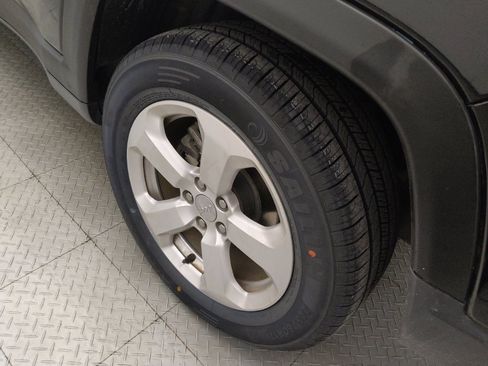 Used 2018 Jeep Compass Latitude w/ Popular Equipment Group FWD image 31