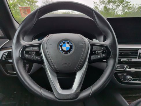 Used 2023 BMW 530e w/ Premium Package image 21