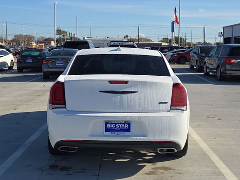 Used 2023 Chrysler 300 Touring w/ Sport Appearance Package image 5