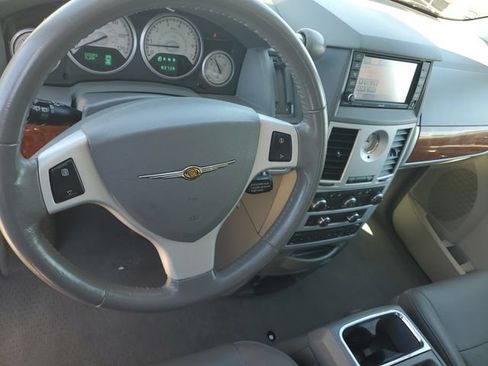 Used 2008 Chrysler Town & Country Touring FWD image 13