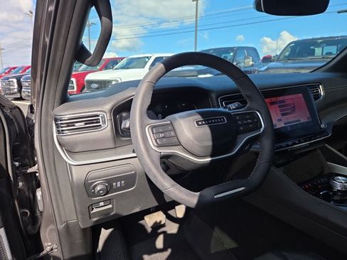 Used 2025 Jeep Wagoneer L Series II w/ Convenience Group I AWD/4WD image 8