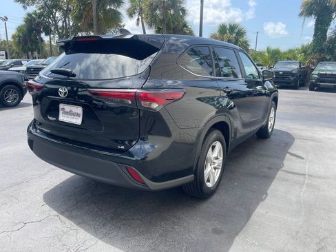 Used 2025 Toyota Highlander LE FWD image 5