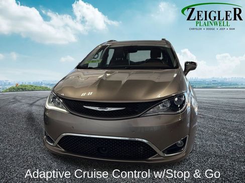 Used 2018 Chrysler Pacifica Limited w/ Tire & Wheel Group FWD image 9