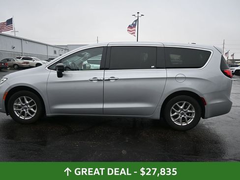 Used 2024 Chrysler Pacifica Touring-L image 15
