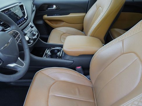 Used 2023 Chrysler Pacifica Pinnacle FWD image 11