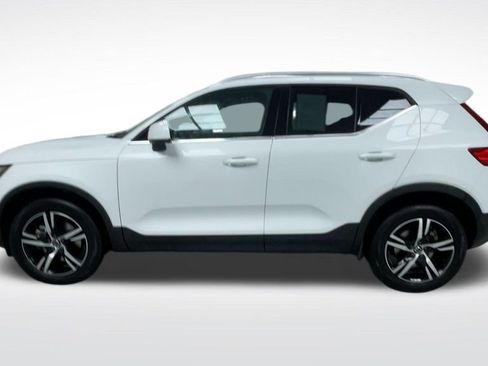Used 2025 Volvo XC40 B5 Core image 21