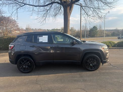 Used 2023 Jeep Compass Altitude image 8