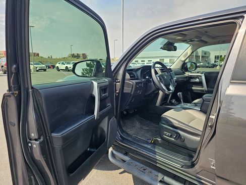 Used 2022 Toyota 4Runner SR5 Premium w/ Moonroof Package AWD/4WD image 18