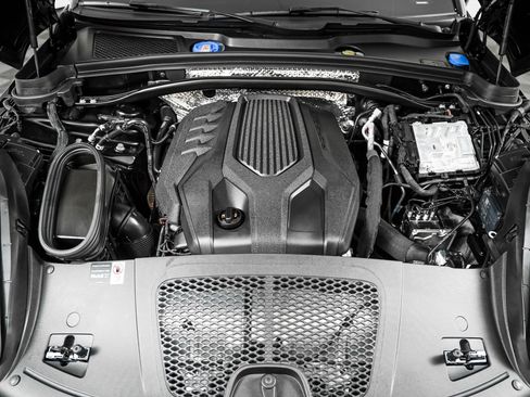 Certified 2026 Porsche Macan AWD/4WD image 13