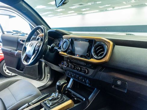 Used 2017 Toyota Tacoma TRD Off-Road image 17