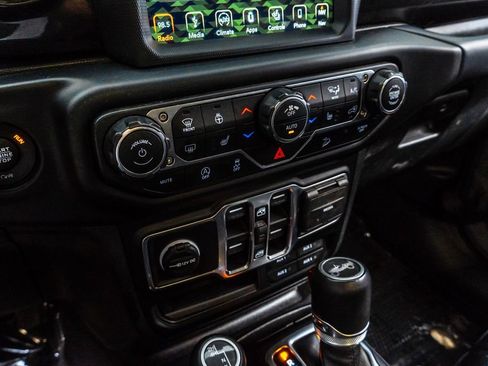 Used 2019 Jeep Wrangler Unlimited Sahara AWD/4WD image 22