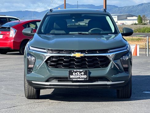 Used 2025 Chevrolet Trax LT FWD image 10