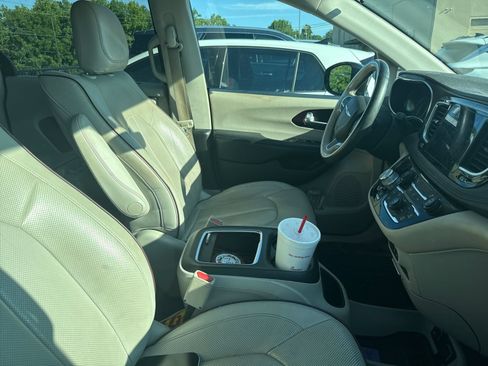 Used 2017 Chrysler Pacifica Limited w/ UConnect Theater Package FWD image 7