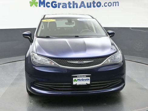 Used 2017 Chrysler Pacifica Touring image 4