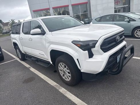 Used 2025 Toyota Tacoma SR5 AWD/4WD image 2