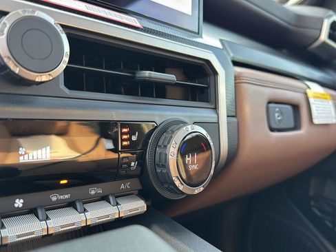 New 2026 Toyota 4Runner Hybrid Platinum image 25