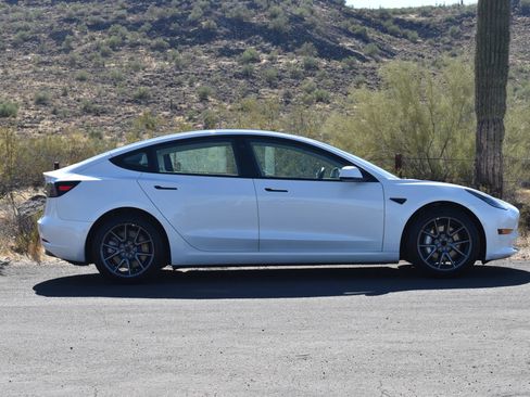 Used 2021 Tesla Model 3 Standard Range Plus image 9