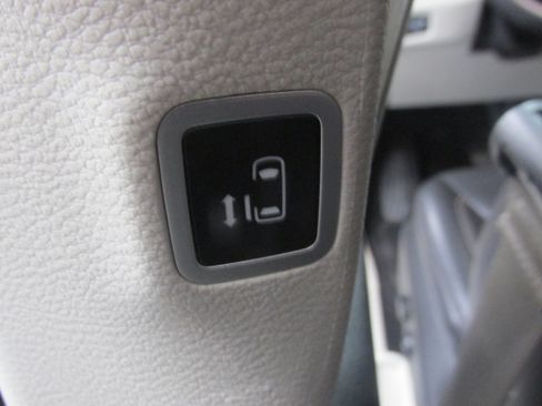 Used 2023 Chrysler Pacifica Touring-L FWD image 27