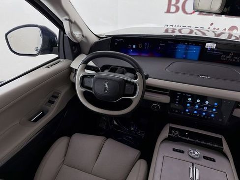 New 2026 Lincoln Navigator Premiere AWD/4WD image 25