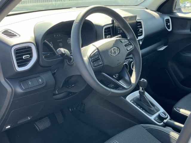 Used 2025 Hyundai Venue Limited FWD image 9