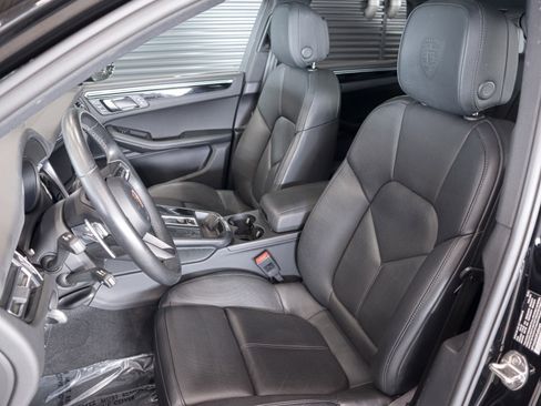 Used 2023 Porsche Macan image 5
