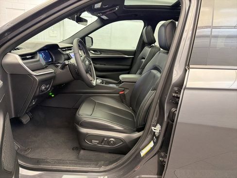 New 2025 Jeep Grand Cherokee Limited w/ Black Appearance Package image 17