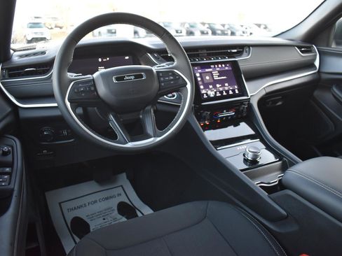 Used 2024 Jeep Grand Cherokee Laredo w/ Trailer Tow Package image 27