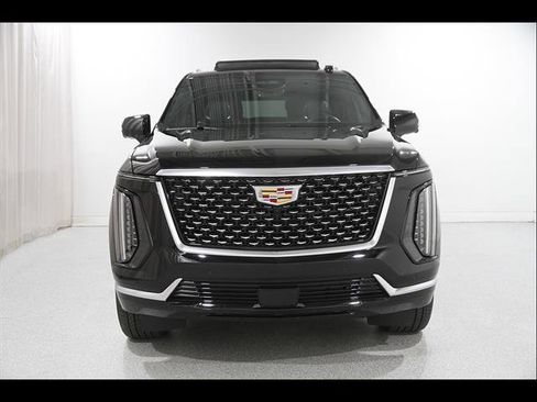 Used 2026 Cadillac Escalade Luxury AWD/4WD image 2