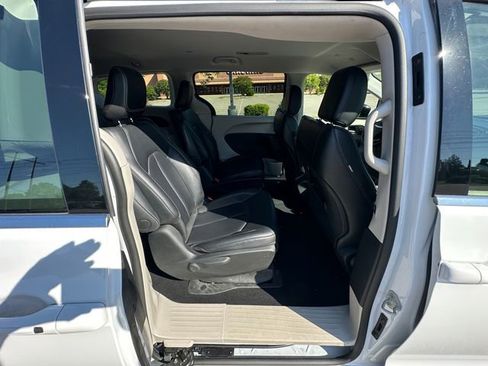 Used 2024 Chrysler Pacifica Limited FWD image 17