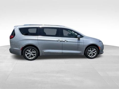 Used 2018 Chrysler Pacifica Limited FWD image 8