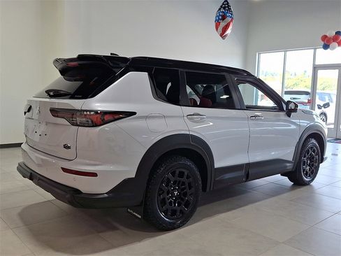 New 2025 Mitsubishi Outlander SE image 4