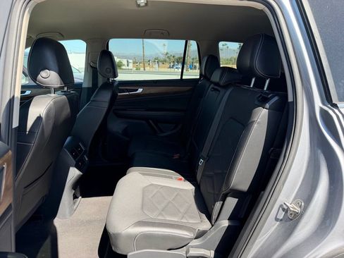 Used 2024 Volkswagen Atlas SE FWD image 4