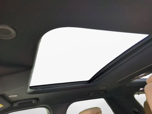 Certified 2024 Land Rover Discovery Dynamic SE image 17