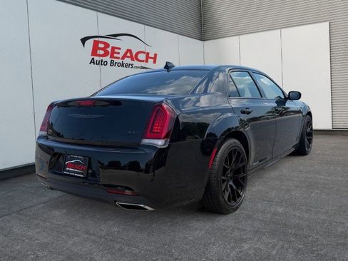 Used 2022 Chrysler 300 Touring L w/ Comfort Group RWD image 11