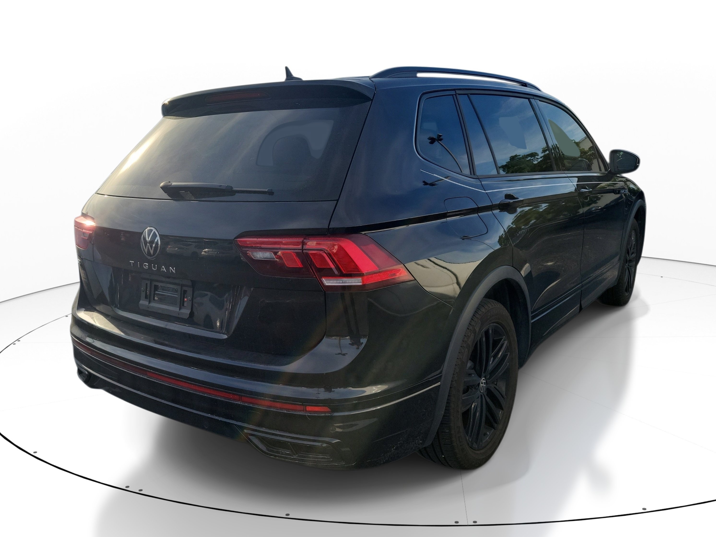 Used 2022 Volkswagen Tiguan SE R-Line FWD image 9