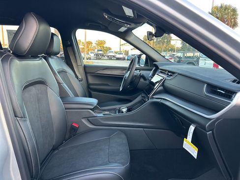 New 2025 Jeep Grand Cherokee L Altitude image 25