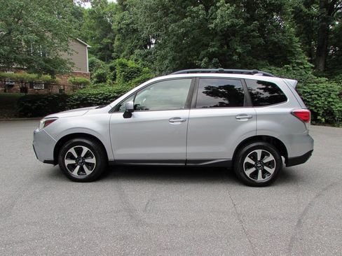 Used 2017 Subaru Forester 2.5i Premium AWD/4WD image 3